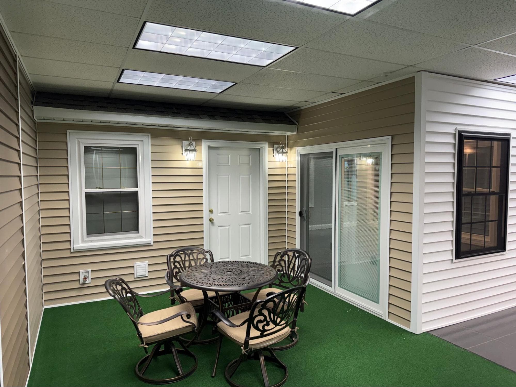 Exterior vignette display